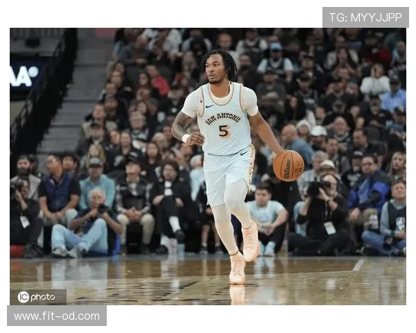 斯蒂芬·卡斯尔利用无球跑动提升三分效率明显优于队友鲍尔